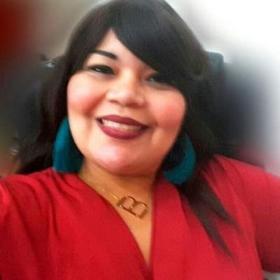 Hija de Dios, amiga, madre, enamorada de la vida que siempre tiene una sonrisa para regalar.