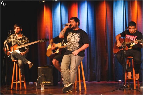 Sigam a banda @TroiaOficial e os seus integrantes: @antonybretas @hugo_doliveira @_danielgaldino @brenoromasanta @thiagohideki
