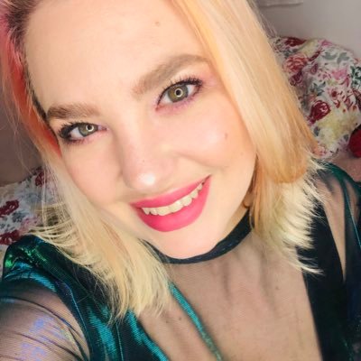 Periodista, feminista y curiosa. Me apasiona inspirar a otros a cometer la locura de emprender. ✨ M A G I A ✨ También te leo el Tarot. 🃏