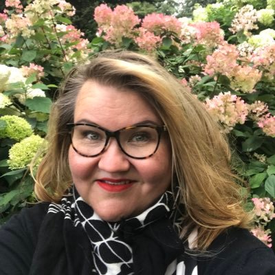 Customer relationship pashionist, looking for new #digital, #mobile solutions and in #payments, #cards and #identity. Mother of #hockey #agg talent