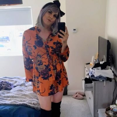 A rapidly aging 30 something crossdresser who's easily mesmerized with soft fabrics and bright colours!