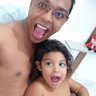 Mestre em Física, Professor, Negro, Simpático, Educado e politicamente correto.