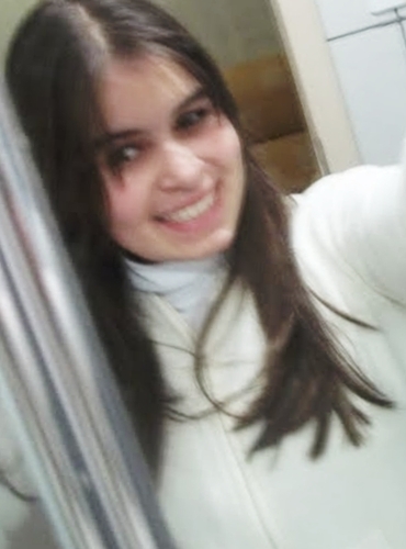 Eu que vivo com α cαbeçα nα luα, com músicα no ouvido e corαção nα bocα :)