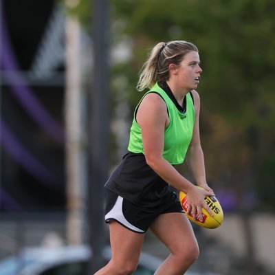 nicolehaless's profile picture. 26 || • Pies VFLW • instagram: https://t.co/ogjOElzFfw