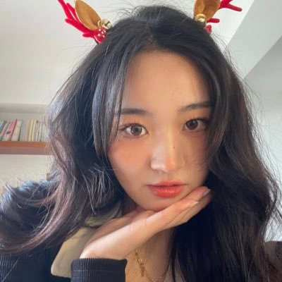 sarah23322292's profile picture. simple and happy