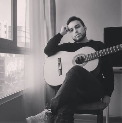 Estudiante de Guitarra clásica en la U. de Chile