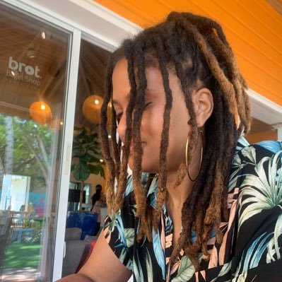 CandieShe's profile picture. ♋️ | 3/5 MG | Wife & Mother | Sr. Millennial | Humbly Spiritual | 🌻 🕊🧘🏾‍♀️🎗| Current 📕 Untethered Soul: Michael Singer