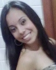 - Aquela que se contenta com um simples singeloo sorriso, e é feliz por ser como é, e simplismente aquela que tem muito medo de perder aqueles que ama!