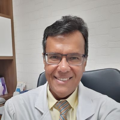 Médico, Advogado e professor universitário. Conservador.