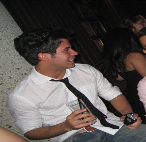 RafaGu86's profile picture. um curto-circuito de luz entre duas eternidades de escuridão.