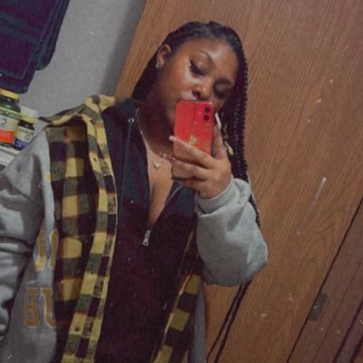 ShaeKnowsX's profile picture. Live.