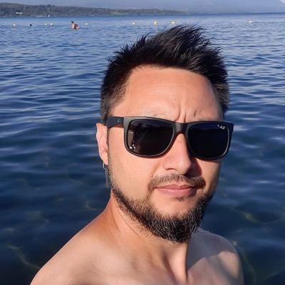 Hincha incondicional de la UC, fanático del fútbol y admirador de Bielsa..