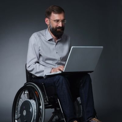 Hi! I'm a software engineer writing about frontend development, accessibility and living with a disability.