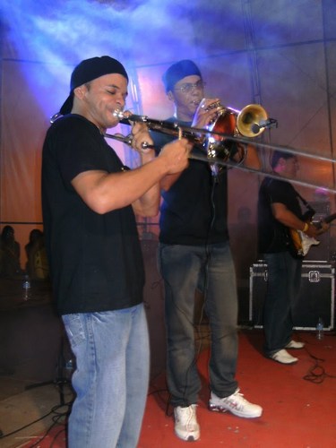 tenho 23 anos sou musico....