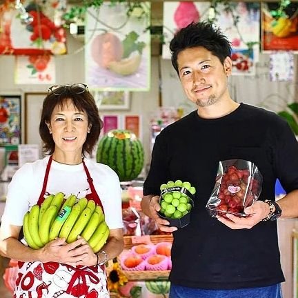 創業120年の新潟県三条市にある果物専門店🍓お陰様で一昨年｢農林水産大臣賞｣も受賞🏅千疋屋で修行をしたオーナーがあなたにピッタリな果物をご提案致します🍌スイーツ部門｢カネギJOYFRU(ジョイフル)｣では､厳選された果物を使用したケーキ(要予約)やロールケーキ(金～日&祝)を販売🎂※フルーツサンドは一時休止中