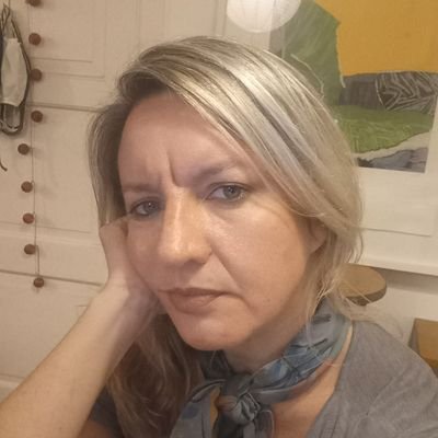 Diseñadora, gestora, docente, entrepreneur, fashionista, consultora, linkeadora, curadora, etc...actualmente Directora del Museo de la Historia del Traje, B.A.