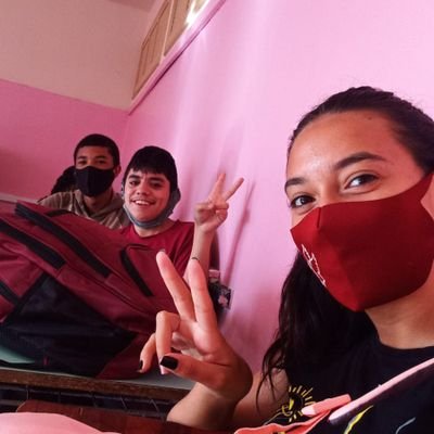 Eu sou muito divertido alegre de vez enquanto eu sou chato