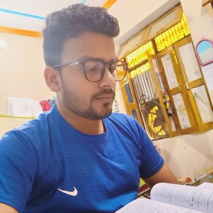 यहाँ हर शख्स खुश,
रहने के लिए परेशान है..