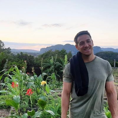 Lawyer turned builder & ex-CrossFit Games Athlete 🏋️♂️ | Project: https://t.co/ZjfZYQhpmq | Goals: 6 pack @ 40 & build something useful!