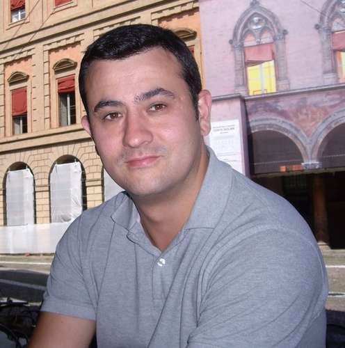 Viva la TV, las series, el cine, Cervantes, la música, el deporte, el humor y el amor, las tapas y el sushi, feliz padre de Dante y Edu. ¡¡¡Gracias María!!!