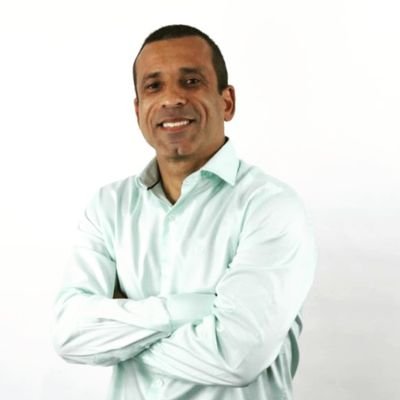 bacharel em direito , pós graduado em direito constitucional.