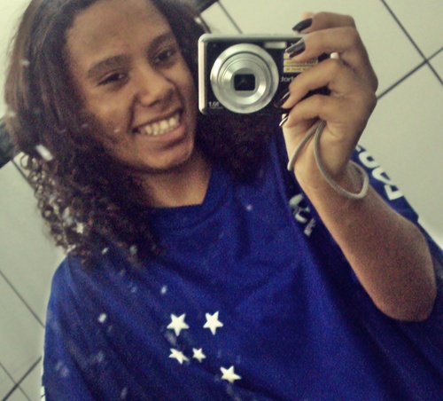Pude enfim nos olhos teus, vestidos d'água, me atirar tranquila daqui. Lavar os degraus, os sonhos, as calçadas. ♫