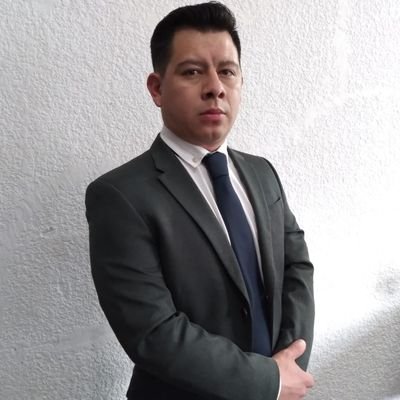 Licenciado en Derecho y Administrador público de profesión y vocación.