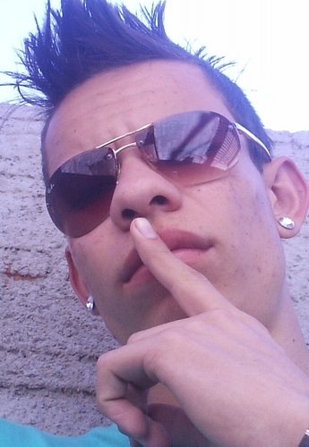 Um muleke alegre ,sipático. extrovertido,q gosta de kurtir a vida q deus lhe deu hehe esse sou eu :)