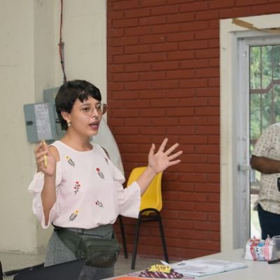 Facilitadora Artística Comunitaria.
Escritora de la vida y observadora de las rocas, canto de invierno llegando a verano y floreciendo en el trayecto. Feminista