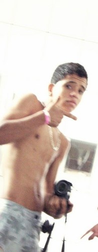 Eu tenho habilidade de fazer histórias tristes virarem melodia
Vou vivendo o dia a dia
Na paz na moral, na humilde busco só sabedoria aprendendo todo o dia.♫