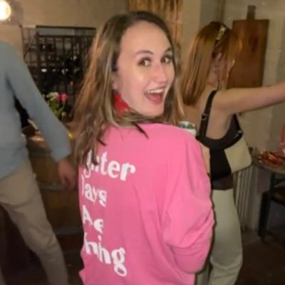 Associate Director @chloenelkin 🎭 lucky to have had joyous times @BBCCiN, #TheCornerShop, @The_Globe & @bbcstudios • pr - olivia@chloenelkinconsulting.com📰