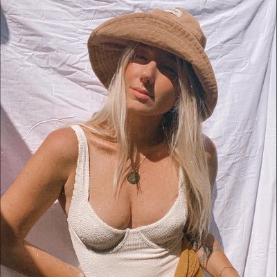 Twitter is for my random thoughts and Taylor swift fandom👋🏻