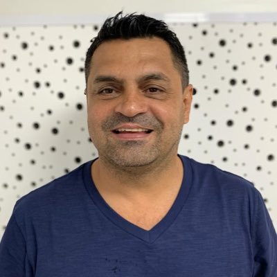 Amante da vida. Admirador da minha família. Ex-jogador de futebol. E comentarista na TV Serra Dourada/SBT e Rádio BandNews FM.