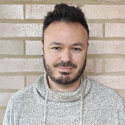 Padre, futbolero y basketbolero, aprendiz de Asimov y todólogo en tratamiento. Un mosquito impertinente. Un ratón atormentado. Un grano que te ha salido.