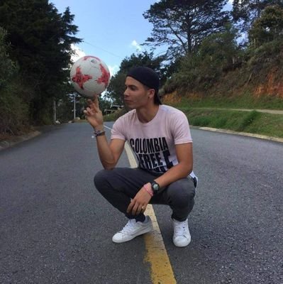 Practico fútbol freestyle profesional y soy atleta de alto rendimiento, me gusta estudiar y conocer a personas nuevas. Sígueme y te sigo!