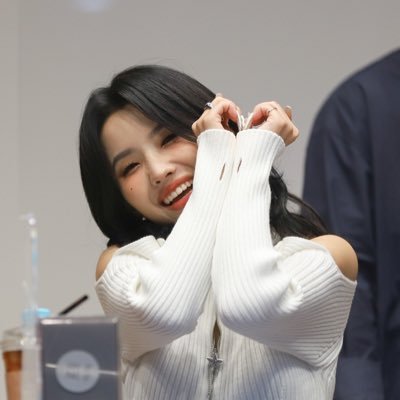 yeonderlandd's profile picture. #소연 #SOYEON | DO NOT LOGO CROP