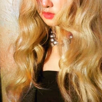 fan account focused only on Rosé