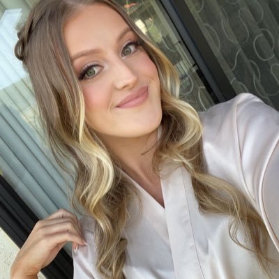 madihalll's profile picture. 