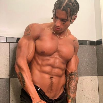 Soy Draven un chico bastante pervertido con ganas de pasarlo bien. Yo seré tu daddy~. #SexRol