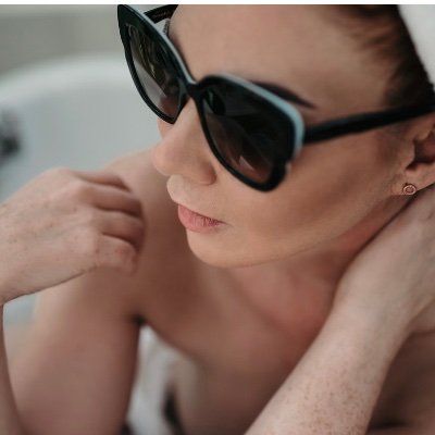 I chat on my fansites🌺Discrete. Caring. Empathetic. Sensual. Versatile. #BONDASSAGE®. #MILF 📲 I do have a website, search my name 😏