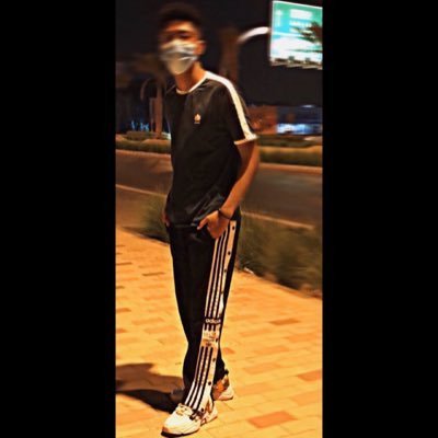 تختبئ دائمآ بمنتصف تلك آلاغنيه.