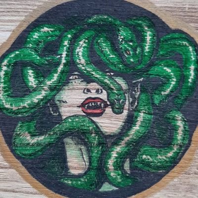 Ilustradora.Diseñadora.Devoradora compulsiva de audiovisuales.Amante de los juegos de mesa.