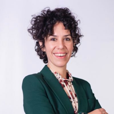 Apasionados átomos de hidrógeno, carbono, oxígeno y nitrógeno. Profesora de UCAM e Investigadora. Cuentista y escritora. Amante de la belleza.