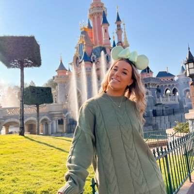 sophiesneverlnd's profile picture. 24 | living in a magical fantasy✨