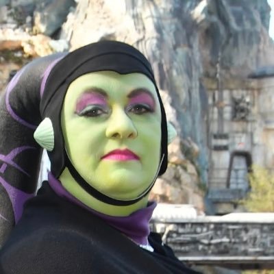 (MAH-LEE) Twi’lek Captain of the starship Aurora. First voyage on the Halcyon was in March; looking forward to a 2nd voyage in Oct! Huge Gaya fan (of course)!