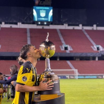 Jugador del Club Atlético Peñarol 🖤💛. Insta: pabloo_lopez06