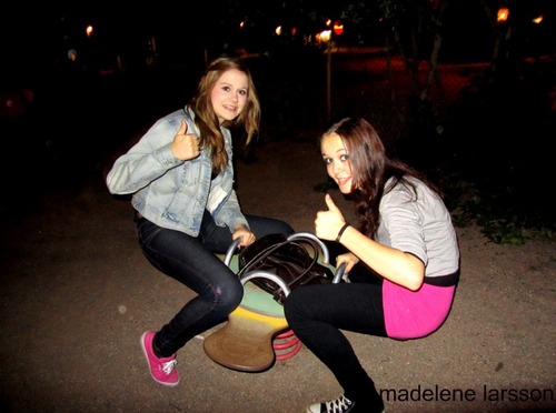 Hey, i´m a 14 year old girl from sweden! I LOVE one direction!