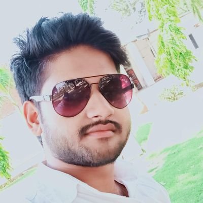 vsy_ydv's profile picture. उम्मीदें है तो ज़िन्दगी है..!!🖤