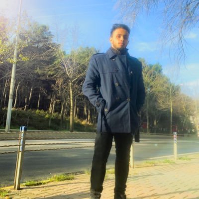 يجذبني ما لا يجذب انتباه أحد، المتاح للجميع غير ملفت.🖤