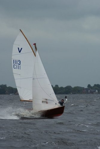 Vrijheid Klasse Organisatie. Sportief, trapeze, spinnaker, planeren, teamwork! Ontworpen in 1945 en nu nog springlevend.